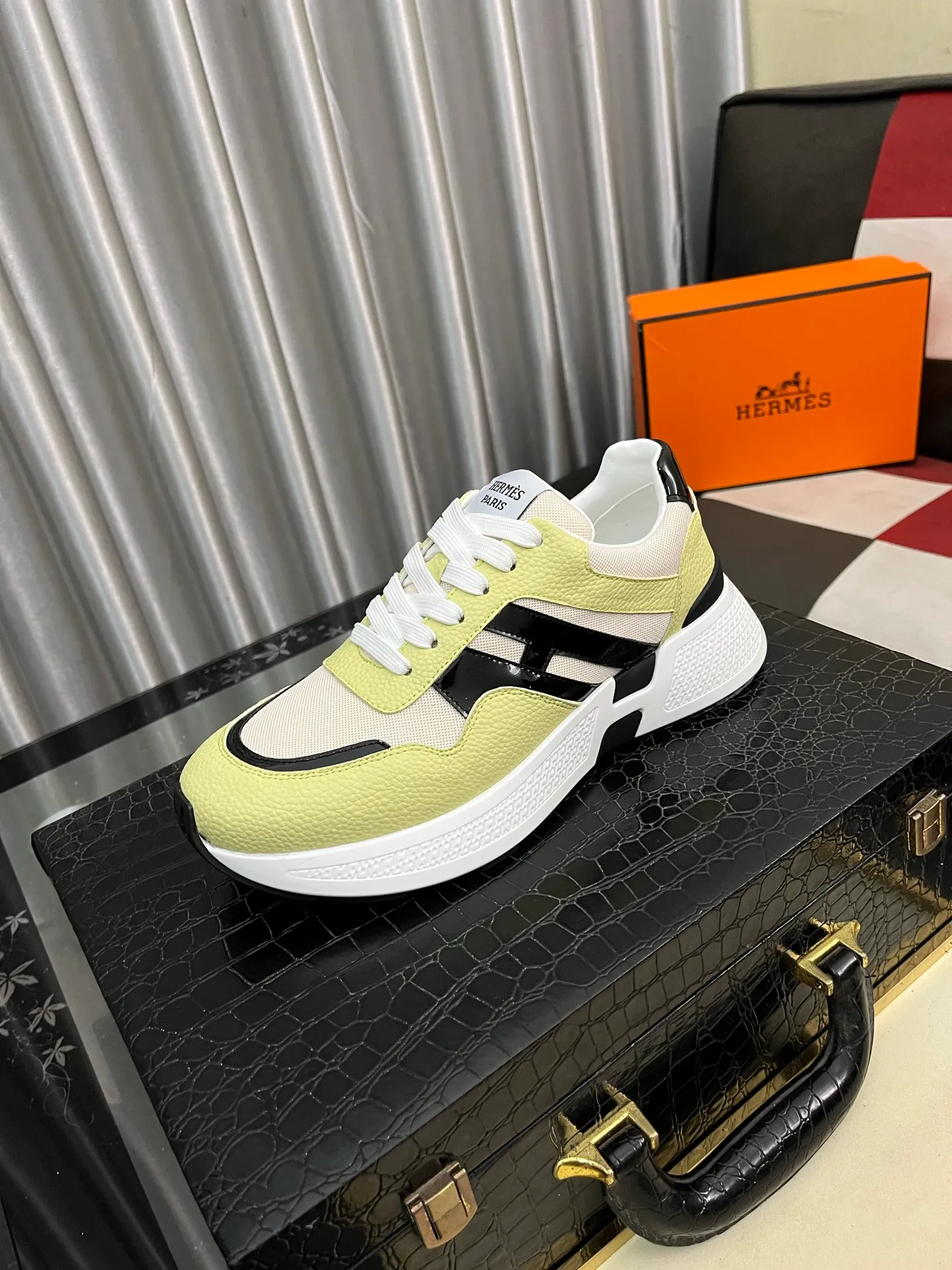 Men's shoes 💰540⌚️⌚️HERMES/Hermès Hugo thick-soled sneakers, casual men's shoes, these sneakers are made of imported first-layer cowhide leather and breathable mesh design. The contrasting color design creates a dynamic and modern shape. The front end of the toe is decorated with natural-color rubber inlays, which is novel and fashionable. The texture is incomparable, with cowhide lining and cowhide foot pads, the upper foot is comfortable and breathable, and the rubber sole is decorated with geometric patterns and iconic "H" details. A very personal one! Size: 38-44